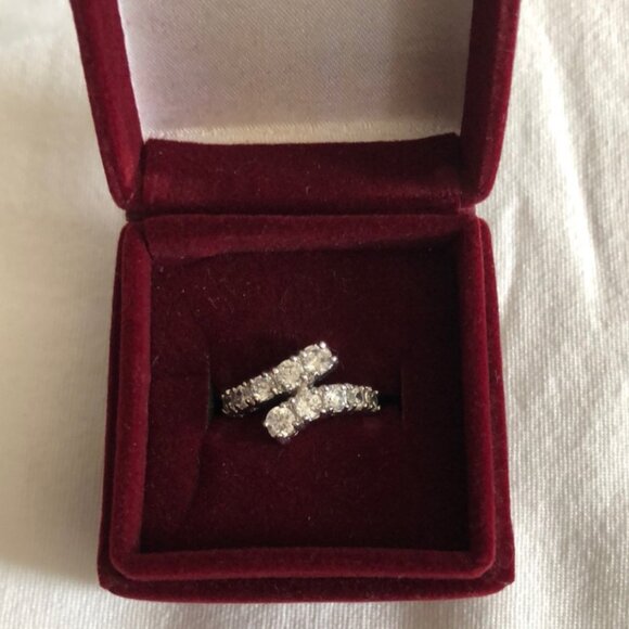 Cubic Zirconia clear stone ring - Picture 1 of 3